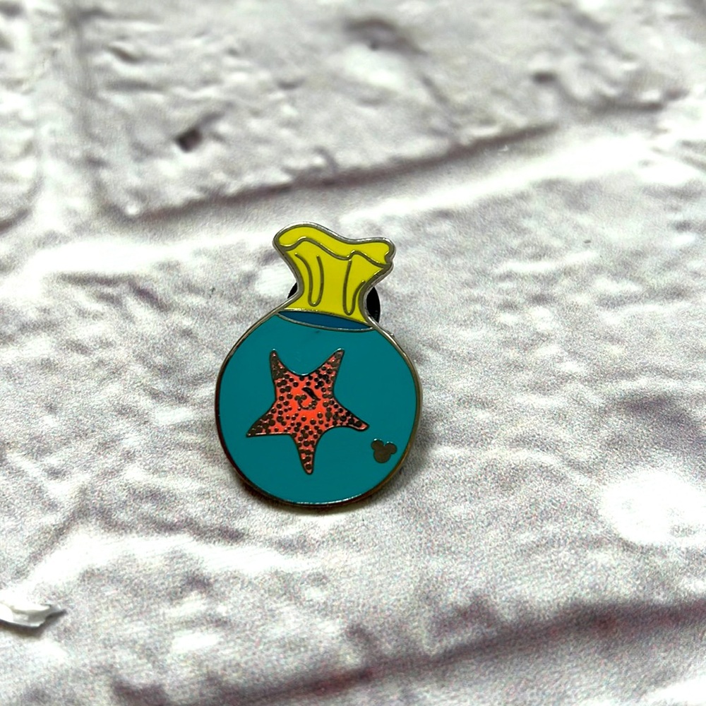 Disney trading pins cast lanyard series Pin fish bowl